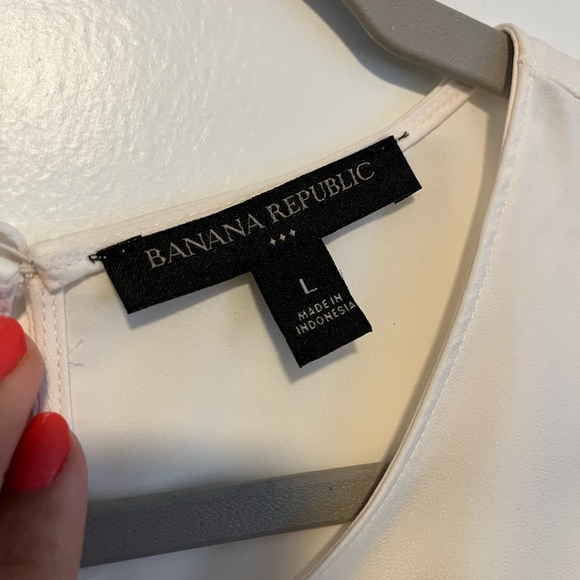 Two (2) Banana republic shell tops snow day & oyster pearl large - Picture 2 of 11